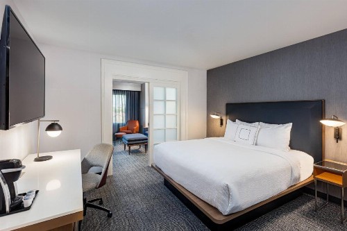 Courtyard by Marriott Anaheim Resort/Convention Center - image 9