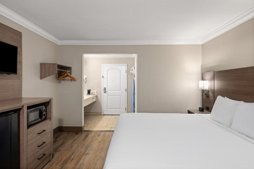 Ramada by Wyndham Anaheim Maingate North - image 25