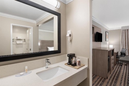 Ramada by Wyndham Anaheim Maingate North - image 6