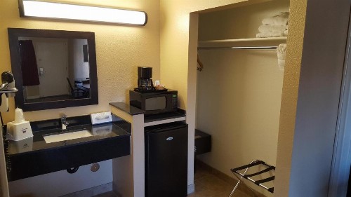 Anaheim Astoria Inn & Suites - image 10