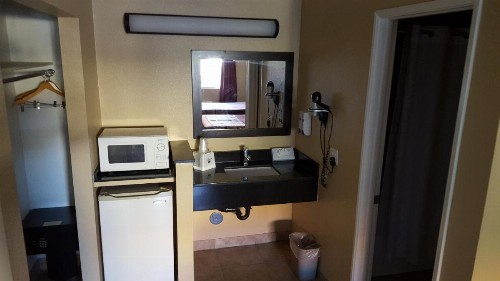 Anaheim Astoria Inn & Suites - image 12