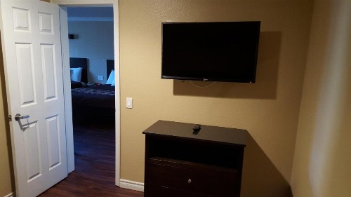 Anaheim Astoria Inn & Suites - image 2