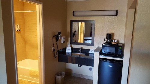 Anaheim Astoria Inn & Suites - image 3