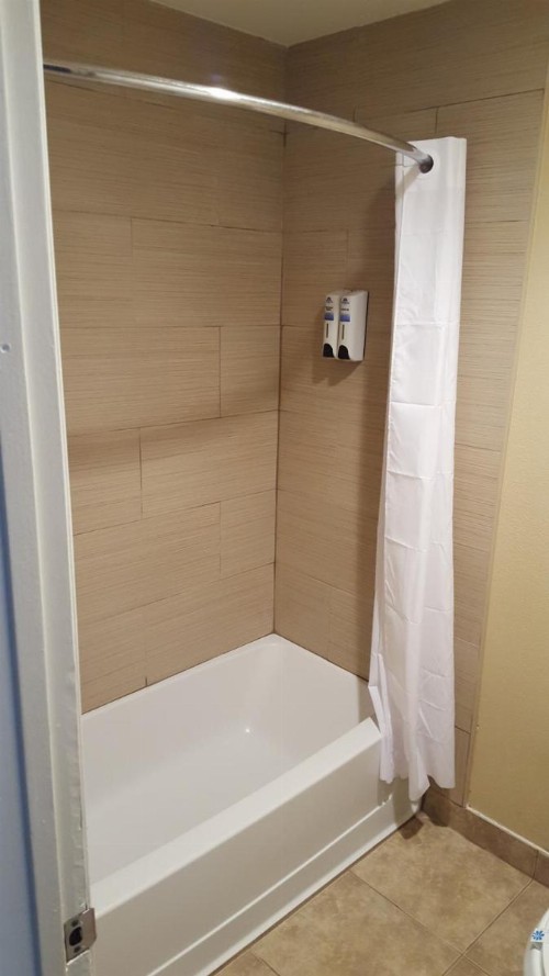 Anaheim Astoria Inn & Suites - image 4