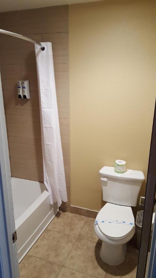 Anaheim Astoria Inn & Suites - image 7