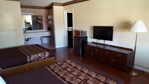 Anaheim Astoria Inn & Suites - image 9