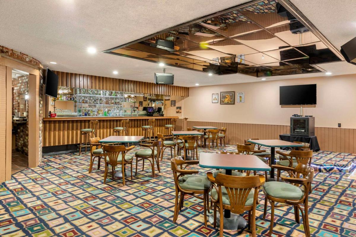 Clarion Hotel Anaheim Resort - image 4