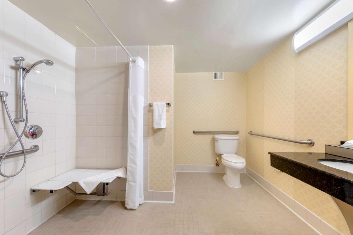 Clarion Hotel Anaheim Resort - image 6