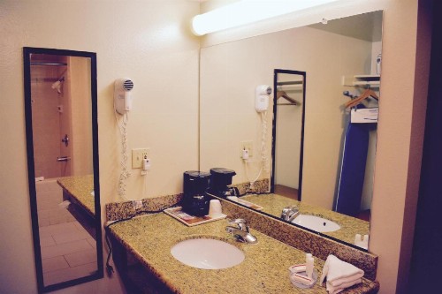 Days Inn by Wyndham Anaheim Near the Park - image 16
