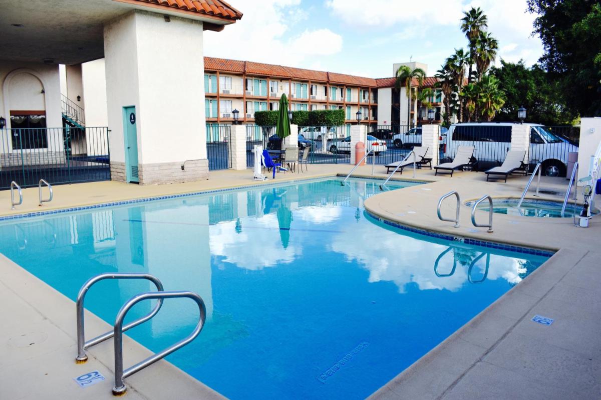 Days Inn by Wyndham Anaheim Near the Park - image 3