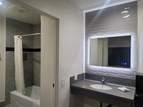 Motel Moonlight - image 8