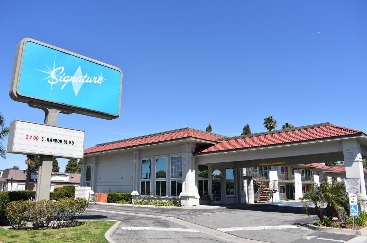 Signature Anaheim Maingate - main image