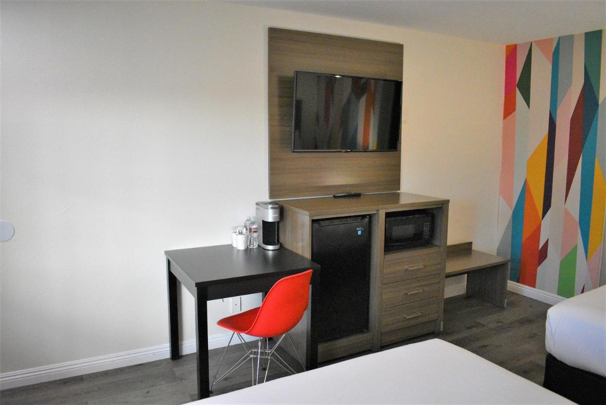 Signature Anaheim Maingate - image 3