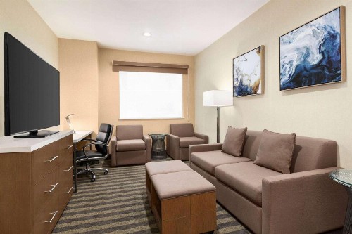 Wyndham Anaheim - image 3