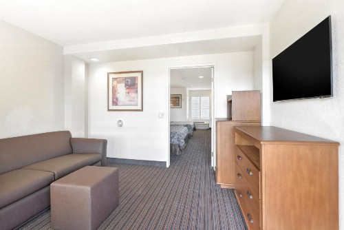 Anaheim Desert Inn & Suites - image 18