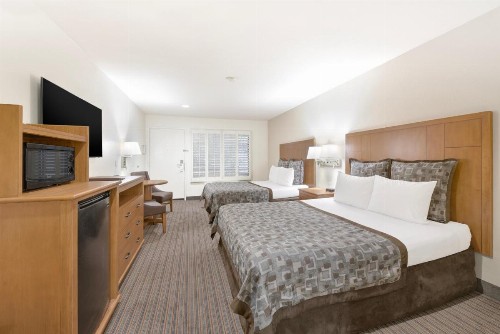 Anaheim Desert Inn & Suites - image 19