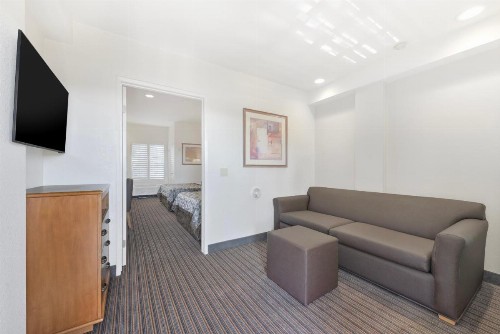 Anaheim Desert Inn & Suites - image 20