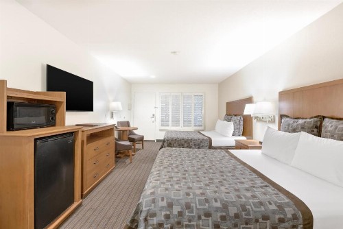 Anaheim Desert Inn & Suites - image 21