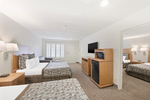 Anaheim Desert Inn & Suites - image 26