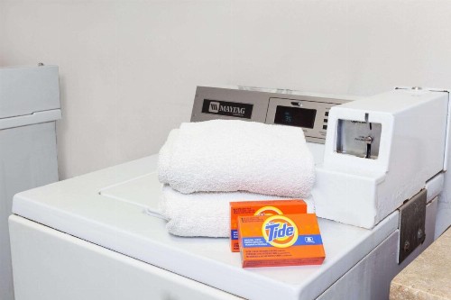 Days Inn by Wyndham Anaheim West - image 11