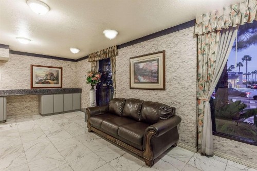 Days Inn by Wyndham Anaheim West - image 3