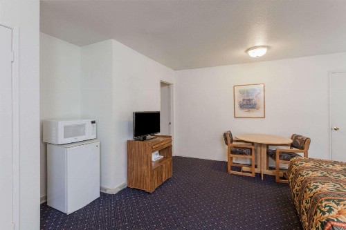 Days Inn by Wyndham Anaheim West - image 5