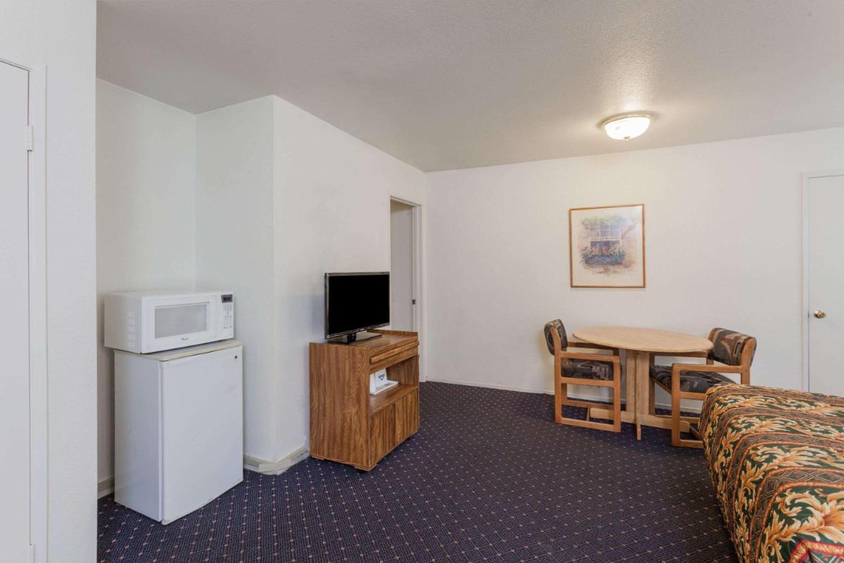 Days Inn by Wyndham Anaheim West - image 5