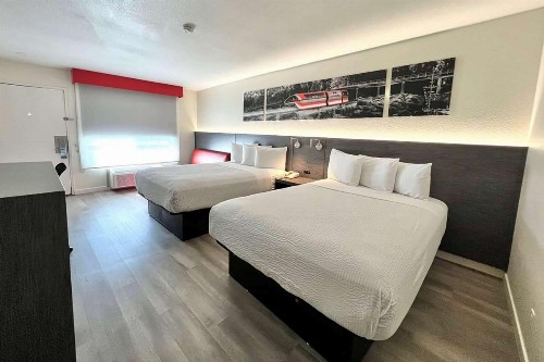 Travelodge by Wyndham Anaheim Convention Center - image 11