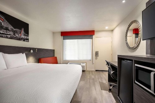 Travelodge by Wyndham Anaheim Convention Center - image 26