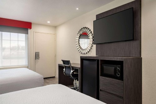 Travelodge by Wyndham Anaheim Convention Center - image 31
