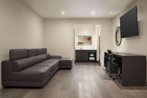 Travelodge by Wyndham Anaheim Convention Center - image 35