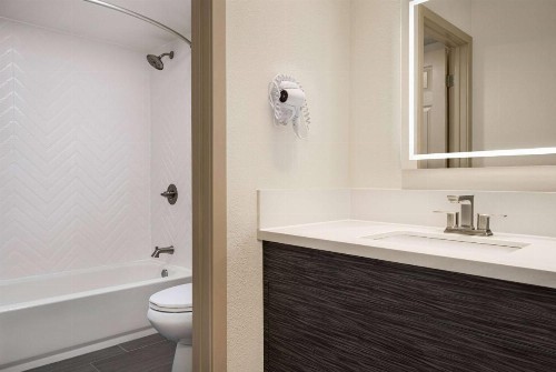 Travelodge by Wyndham Anaheim Convention Center - image 44