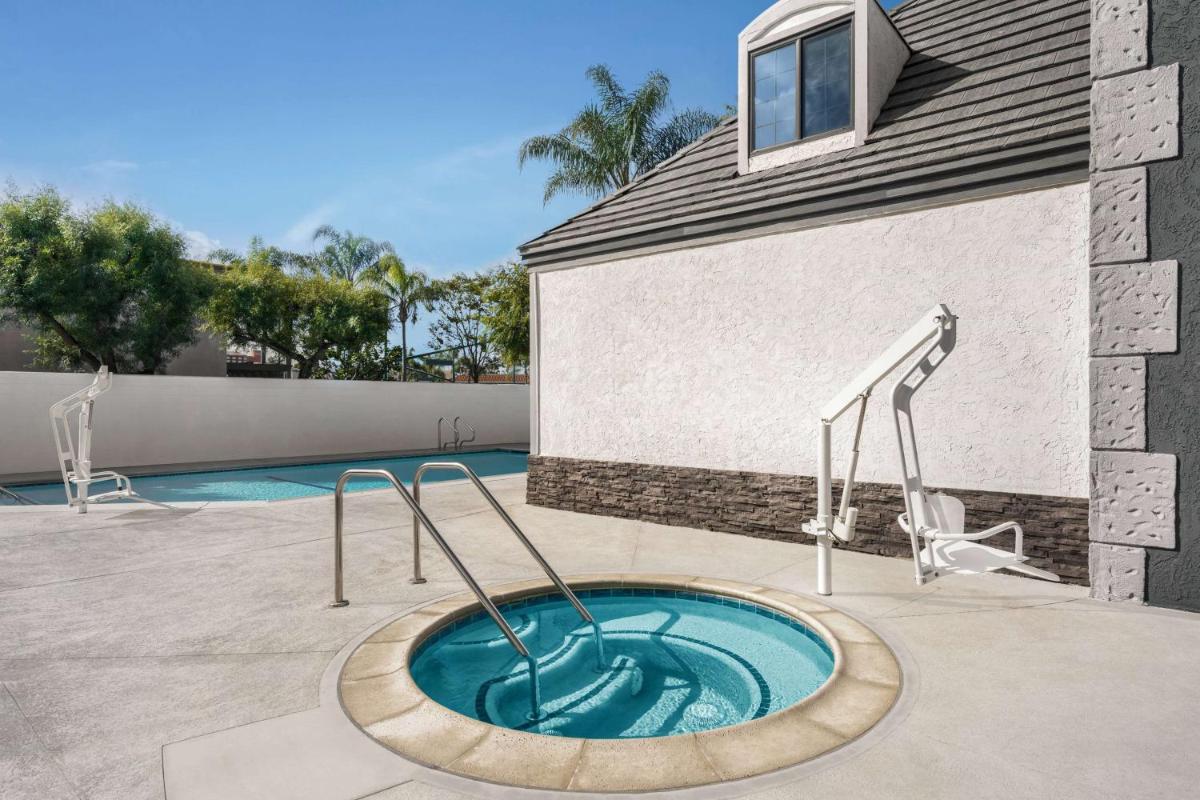 Travelodge by Wyndham Anaheim Convention Center - image 7