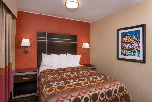 Best Western Plus Raffles Inn & Suites - image 10