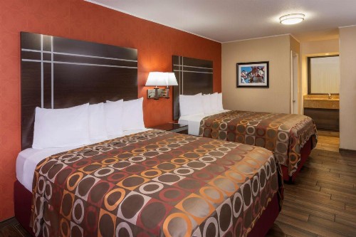 Best Western Plus Raffles Inn & Suites - image 11