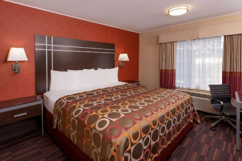Best Western Plus Raffles Inn & Suites - image 12