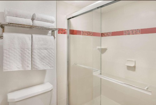 Best Western Plus Raffles Inn & Suites - image 13