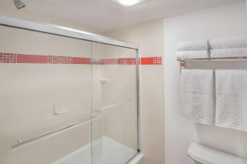 Best Western Plus Raffles Inn & Suites - image 14