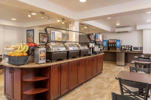 Best Western Plus Raffles Inn & Suites - image 16