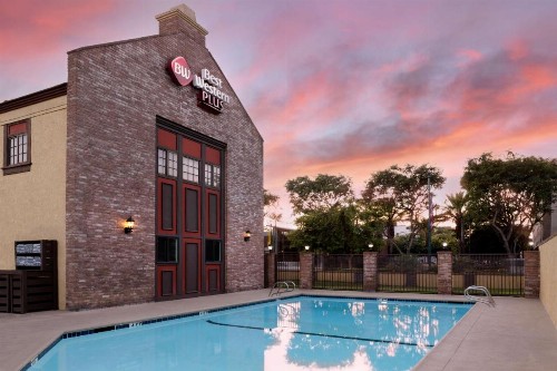 Best Western Plus Raffles Inn & Suites - image 18