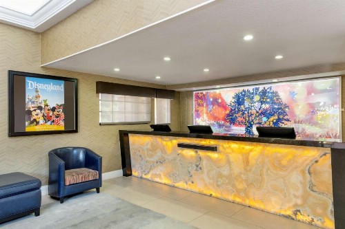 Best Western Plus Raffles Inn & Suites - image 2