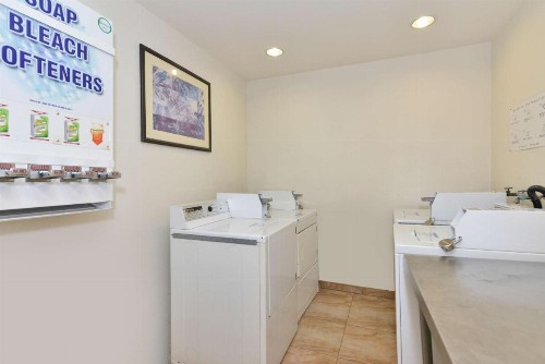 Best Western Plus Raffles Inn & Suites - image 20