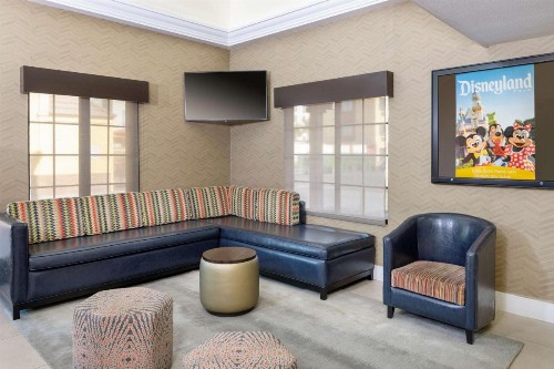 Best Western Plus Raffles Inn & Suites - image 3