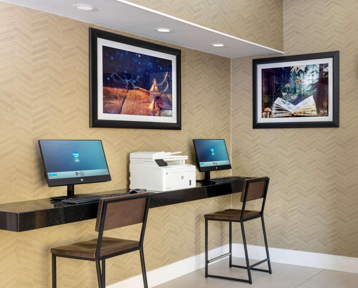 Best Western Plus Raffles Inn & Suites - image 4
