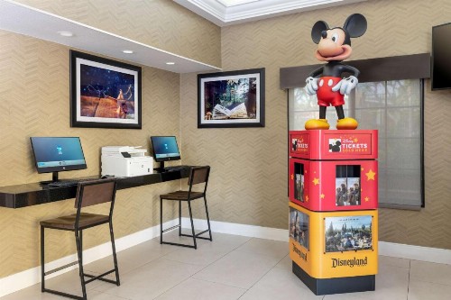 Best Western Plus Raffles Inn & Suites - image 5