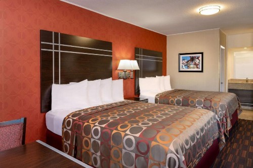 Best Western Plus Raffles Inn & Suites - image 6