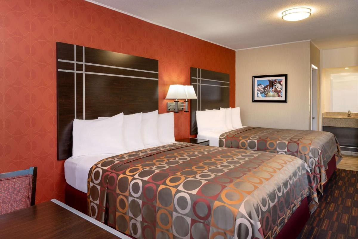 Best Western Plus Raffles Inn & Suites - image 6