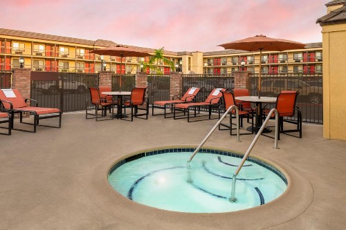 Best Western Plus Raffles Inn & Suites - image 7