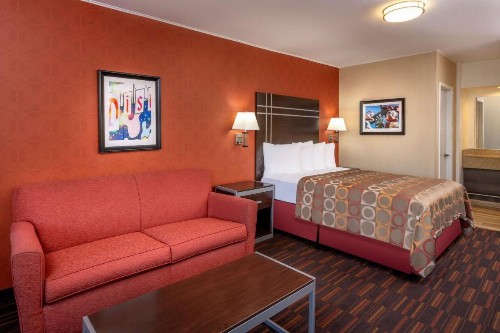 Best Western Plus Raffles Inn & Suites - image 9