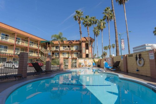 Super 8 by Wyndham Anaheim/Disneyland Drive - image 17
